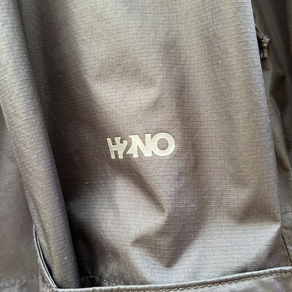 Patagonia Torrentshell size Large. I bought last year and it doesn’t fit - Picture 3 of 4